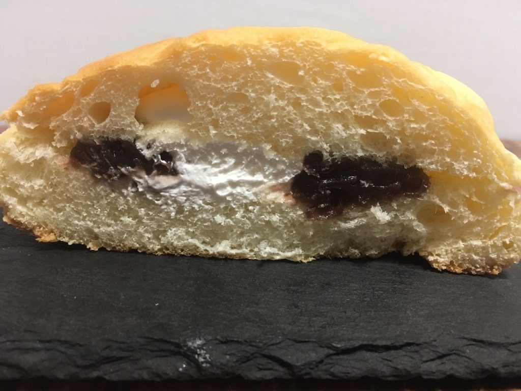 バターメロンパンあんホイップサンド